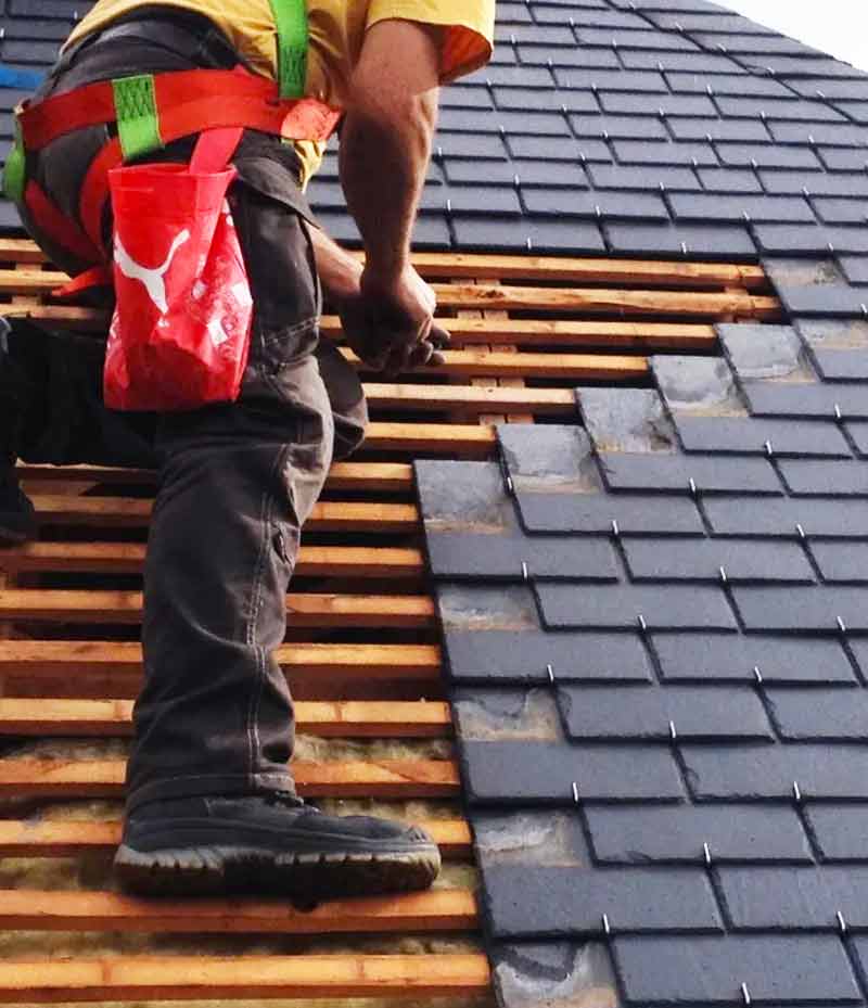 Travaux de couverture - PROKEMPER COUVERTURE : artisan couvreur à Quimper et dans un rayon de 70 km aux alentours dans le Finistère (29) : pose ou rénovation de votre toiture : ardoises… Faitage. Recherche de fuite toit , Dépannage et intervention en urgence pour votre toit. Artisan zingueur couvreur. Installation de gouttières, chénaux, noues, habillage de rives…iIntervention sur QUIMPER et dans un rayon de 70 km aux alentours, dans le Finistère (29).