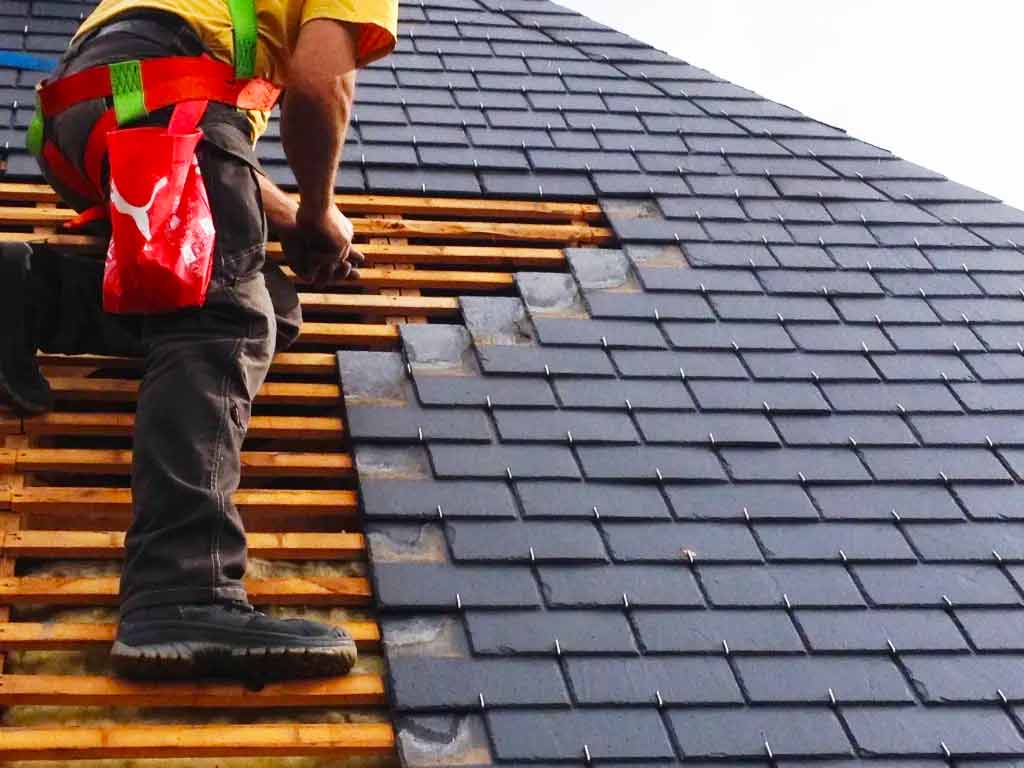 Travaux de couverture - PROKEMPER COUVERTURE : artisan couvreur à Quimper et dans un rayon de 70 km aux alentours dans le Finistère (29) : pose ou rénovation de votre toiture : ardoises… Faitage. Recherche de fuite toit , Dépannage et intervention en urgence pour votre toit. Artisan zingueur couvreur. Installation de gouttières, chénaux, noues, habillage de rives…iIntervention sur QUIMPER et dans un rayon de 70 km aux alentours, dans le Finistère (29).