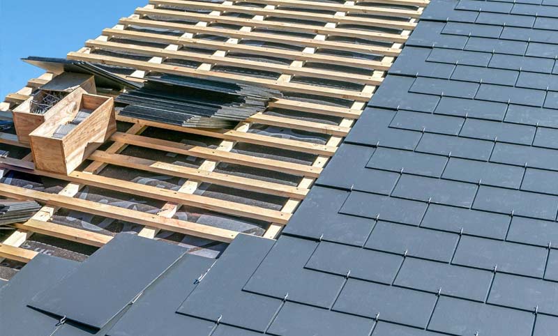 Travaux de couverture - PROKEMPER COUVERTURE : artisan couvreur à Quimper et dans un rayon de 70 km aux alentours dans le Finistère (29) : pose ou rénovation de votre toiture : ardoises… Faitage. Recherche de fuite toit , Dépannage et intervention en urgence pour votre toit. Artisan zingueur couvreur. Installation de gouttières, chénaux, noues, habillage de rives…iIntervention sur QUIMPER et dans un rayon de 70 km aux alentours, dans le Finistère (29).