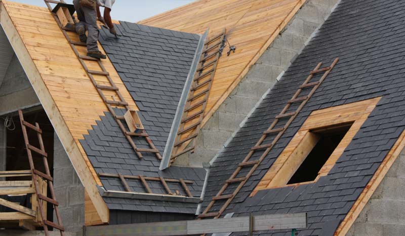 Travaux de couverture - PROKEMPER COUVERTURE : artisan couvreur à Quimper et dans un rayon de 70 km aux alentours dans le Finistère (29) : pose ou rénovation de votre toiture : ardoises… Faitage. Recherche de fuite toit , Dépannage et intervention en urgence pour votre toit. Artisan zingueur couvreur. Installation de gouttières, chénaux, noues, habillage de rives…iIntervention sur QUIMPER et dans un rayon de 70 km aux alentours, dans le Finistère (29).