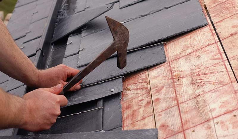 Travaux de couverture - PROKEMPER COUVERTURE : artisan couvreur à Quimper et dans un rayon de 70 km aux alentours dans le Finistère (29) : pose ou rénovation de votre toiture : ardoises… Faitage. Recherche de fuite toit , Dépannage et intervention en urgence pour votre toit. Artisan zingueur couvreur. Installation de gouttières, chénaux, noues, habillage de rives…iIntervention sur QUIMPER et dans un rayon de 70 km aux alentours, dans le Finistère (29).