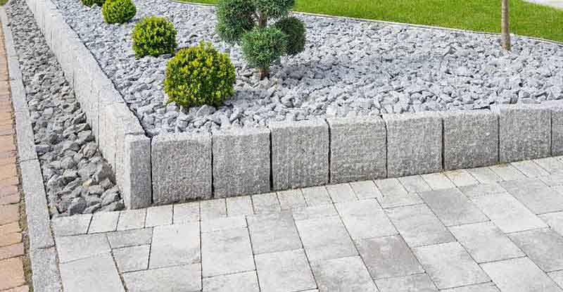 Nettoyage des extérieurs - PROKEMPER COUVERTURE :  artisan à Quimper et dans un rayon de 70 km aux alentours dans le Finistère (29) : Nettoyage allée, dallage, pavé, muret, terrasse. travaux de maçonnerie jardin / paysagère : construction de murs ou murets, de bordures, d’escaliers, pose de clôture.  iIntervention sur QUIMPER et dans un rayon de 70 km aux alentours, dans le Finistère (29).