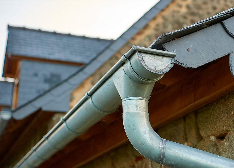 PROKEMPER COUVERTURE : Artisan couvreur sur Quimper dans le Finistère (29): Recherche de fuite toit. Nettoyage démoussage et peinture hydrofuge toiture, Travaux de couverture, zinguerie, faîtage, étanchéité toit plat terrasse, nettoyage démoussage ravalement peinture façade, Imperméabilisation façade. Nettoyage des extérieurs et petite maçonnerie. Intervention sur QUIMPER et dans un rayon de 70 km aux alentours, dans le Finistère (29).