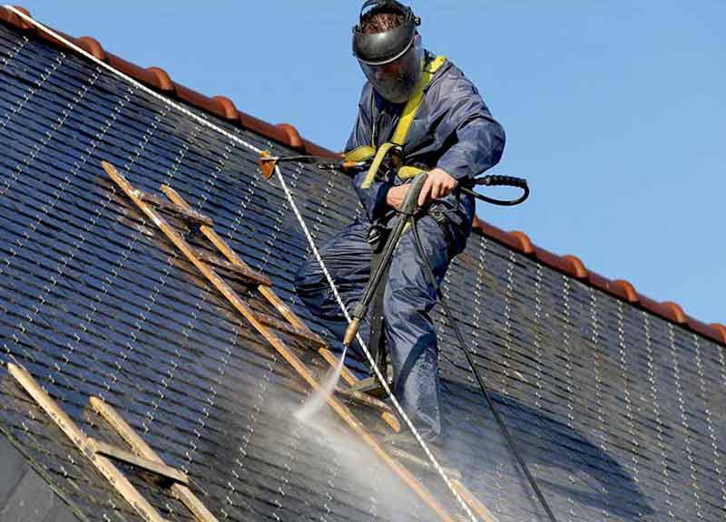 PROKEMPER COUVERTURE : Artisan couvreur sur Quimper dans le Finistère (29): Recherche de fuite toit. Nettoyage démoussage et peinture hydrofuge toiture, Travaux de couverture, zinguerie, faîtage, étanchéité toit plat terrasse, nettoyage démoussage ravalement peinture façade, Imperméabilisation façade. Nettoyage des extérieurs et petite maçonnerie. Intervention sur QUIMPER et dans un rayon de 70 km aux alentours, dans le Finistère (29).