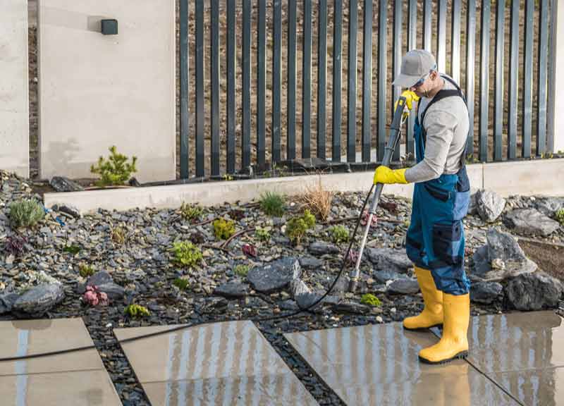 PROKEMPER COUVERTURE : Artisan couvreur sur Quimper dans le Finistère (29): Recherche de fuite toit. Nettoyage démoussage et peinture hydrofuge toiture, Travaux de couverture, zinguerie, faîtage, étanchéité toit plat terrasse, nettoyage démoussage ravalement peinture façade, Imperméabilisation façade. Nettoyage des extérieurs et petite maçonnerie. Intervention sur QUIMPER et dans un rayon de 70 km aux alentours, dans le Finistère (29).