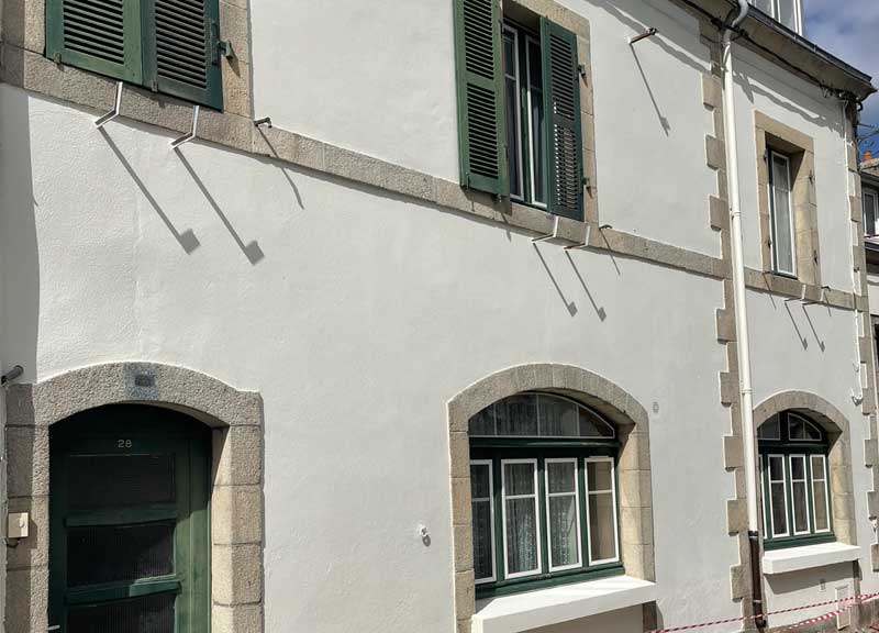 PROKEMPER COUVERTURE : Artisan couvreur sur Quimper dans le Finistère (29): Recherche de fuite toit. Nettoyage démoussage et peinture hydrofuge toiture, Travaux de couverture, zinguerie, faîtage, étanchéité toit plat terrasse, nettoyage démoussage ravalement peinture façade, Imperméabilisation façade. Nettoyage des extérieurs et petite maçonnerie. Intervention sur QUIMPER et dans un rayon de 70 km aux alentours, dans le Finistère (29).