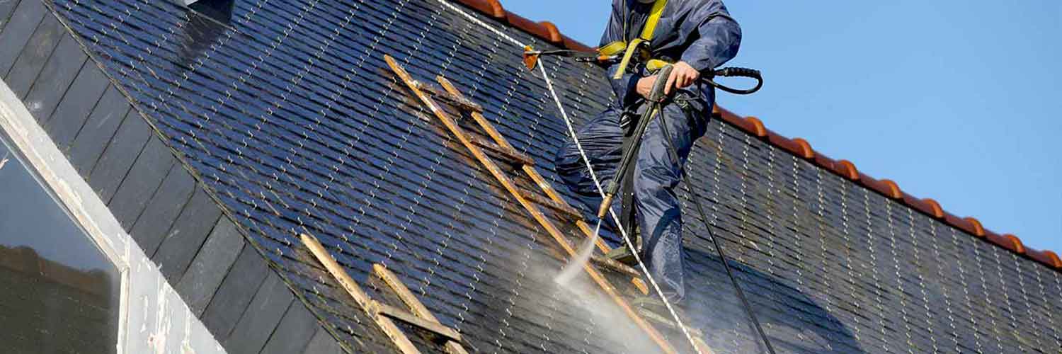 Nettoyage toiture - PROKEMPER COUVERTURE  :  artisan couvreur étancheur à Quimper et dans un rayon de 70 km aux alentours dans le Finistère (29) : nettoyage, protection anti-mousse toiture. Démoussage. Application d’un revêtement peinture hydrofuge coloré de toit. Artisan couvreur sur QUIMPER et dans un rayon de 70 km aux alentours, dans le Finistère (29).
