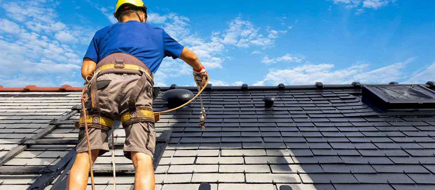 Nettoyage toiture - PROKEMPER COUVERTURE  :  artisan couvreur étancheur à Quimper et dans un rayon de 70 km aux alentours dans le Finistère (29) : nettoyage, protection anti-mousse toiture. Démoussage. Application d’un revêtement peinture hydrofuge coloré de toit. Artisan couvreur sur QUIMPER et dans un rayon de 70 km aux alentours, dans le Finistère (29).