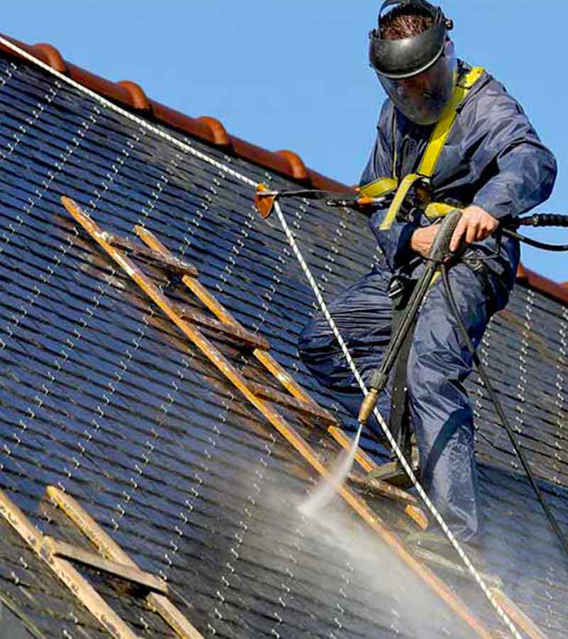 Nettoyage toiture - PROKEMPER COUVERTURE  :  artisan couvreur étancheur à Quimper et dans un rayon de 70 km aux alentours dans le Finistère (29) : nettoyage, protection anti-mousse toiture. Démoussage. Application d’un revêtement peinture hydrofuge coloré de toit. Artisan couvreur sur QUIMPER et dans un rayon de 70 km aux alentours, dans le Finistère (29).