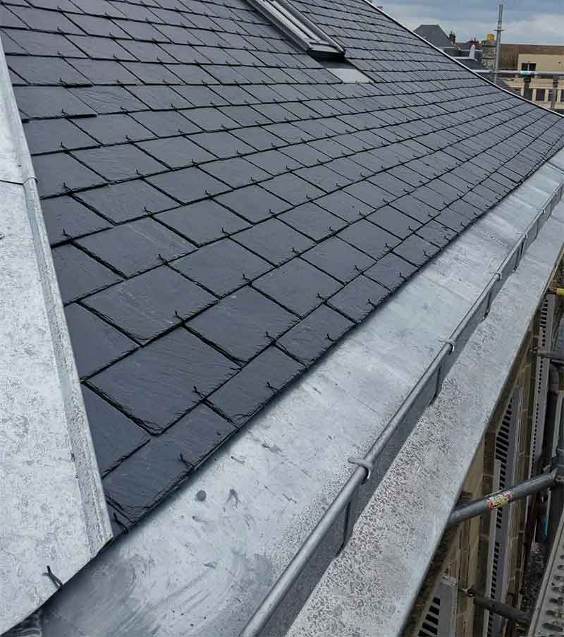 Travaux de couverture - PROKEMPER COUVERTURE : artisan couvreur à Quimper et dans un rayon de 70 km aux alentours dans le Finistère (29) : pose ou rénovation de votre toiture : ardoises… Faitage. Recherche de fuite toit , Dépannage et intervention en urgence pour votre toit. Artisan zingueur couvreur. Installation de gouttières, chénaux, noues, habillage de rives…iIntervention sur QUIMPER et dans un rayon de 70 km aux alentours, dans le Finistère (29).