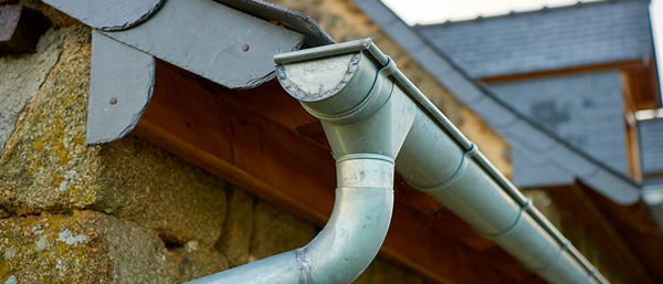 Travaux de couverture - PROKEMPER COUVERTURE : artisan couvreur à Quimper et dans un rayon de 70 km aux alentours dans le Finistère (29) : pose ou rénovation de votre toiture : ardoises… Faitage. Recherche de fuite toit , Dépannage et intervention en urgence pour votre toit. Artisan zingueur couvreur. Installation de gouttières, chénaux, noues, habillage de rives…iIntervention sur QUIMPER et dans un rayon de 70 km aux alentours, dans le Finistère (29).