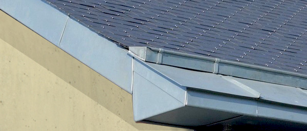 Travaux de couverture - PROKEMPER COUVERTURE : artisan couvreur à Quimper et dans un rayon de 70 km aux alentours dans le Finistère (29) : pose ou rénovation de votre toiture : ardoises… Faitage. Recherche de fuite toit , Dépannage et intervention en urgence pour votre toit. Artisan zingueur couvreur. Installation de gouttières, chénaux, noues, habillage de rives…iIntervention sur QUIMPER et dans un rayon de 70 km aux alentours, dans le Finistère (29).